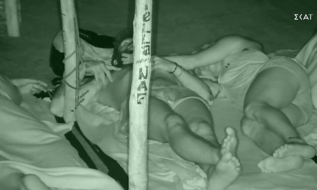 Survivor: Χάδια ανάμεσα σε Στάθη και Μαίη (video)