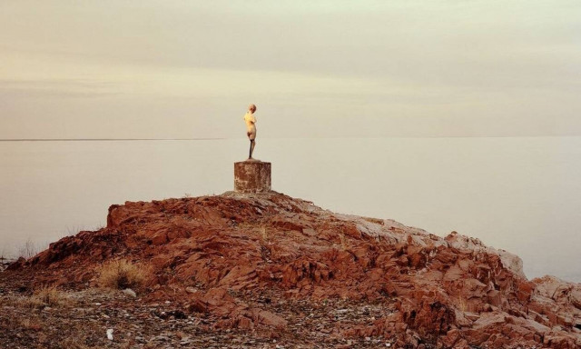 Το νήμα των φωτογραφιών του Nadav Kander σε έκθεση στη Νέα Υόρκη