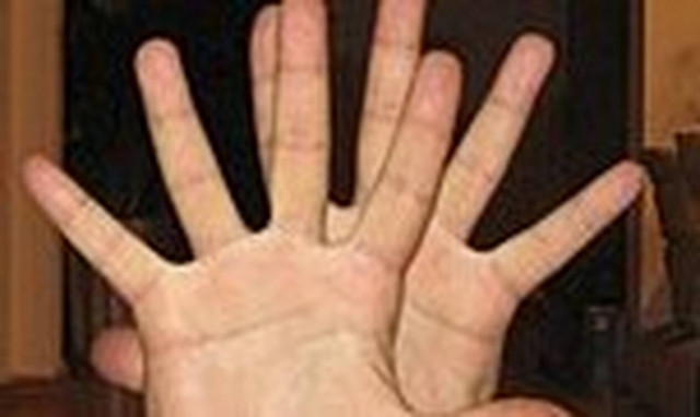 Μούντζα ενώ οδηγείς; Τι ισχύει με το δήθεν νέο πρόστιμο των 100 ευρώ