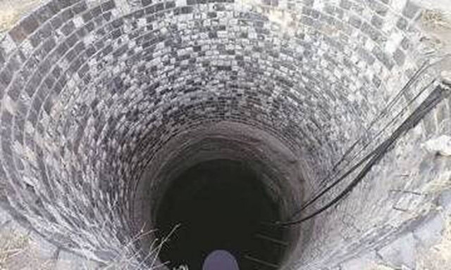 Ινδία: Αγωνία για 10χρονο που εγκλωβίστηκε σε πηγάδι - Μάχη με το χρόνο για να σωθεί