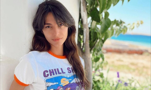 Ηλιάνα Παπαγεωργίου: Με μικροσκοπικό μπικίνι και σηκωμένη μπλούζα αφήνει ελάχιστα στη φαντασία