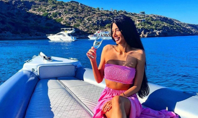 Σία Βοσκανίδου: Τα «πέταξε» όλα και πόζαρε στην παραλία (photos)