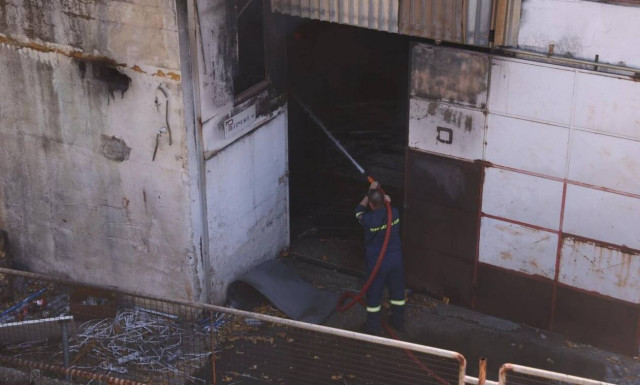 Ελαιώνα: Σε ύφεση η πυρκαγιά στη δομή φιλοξενίας προσφύγων - Στο νοσοκομείο ένα 12χρονο παιδί