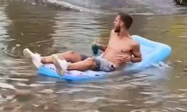 Βγήκε με φουσκωτό στρώμα θαλάσσης και κοκτέιλ σε πλημμυρισμένο δρόμο της Κατερίνης