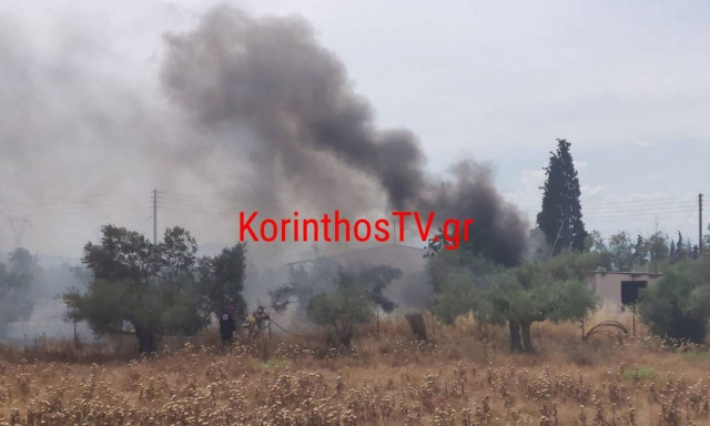 Φωτιά στην Κόρινθο απέναντι από τον προαστιακό