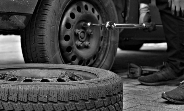 Θεσσαλονίκη: Η στιγμή που έκλεψαν και τα τέσσερα λάστιχα από αυτοκίνητο αντιδημάρχου