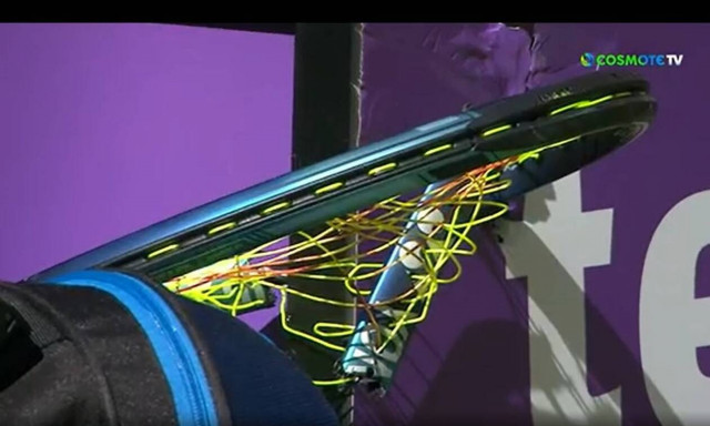 Έξαλλος ο Κύργιος: Έκανε κομμάτια τη ρακέτα του – «Πρώτη φορά βλέπουν τένις;» (video)