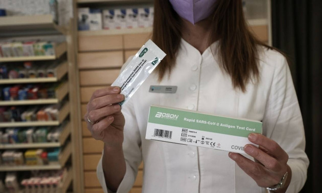 Αυξήθηκαν τα rapid-test στα φαρμακεία μετά το τριήμερο του Αγίου Πνεύματος - Θετικά 7 στα 10