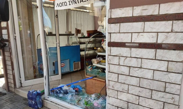 Θεσσαλονίκη: Αυτοκίνητο έπεσε πάνω σε τζαμαρία καταστήματος - Δύο τραυματίες