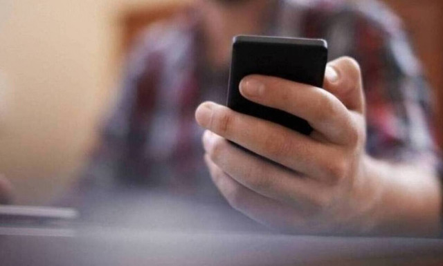 Νέα απάτη μέσω SMS: Παριστάνουν εταιρείες courier και αδειάζουν λογαριασμούς