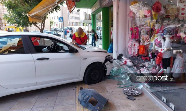 Τροχαίο ατύχημα στο Ηράκλειο: Αυτοκίνητο παρέσυρε μηχανές και έπεσε σε τζαμαρία καταστήματος