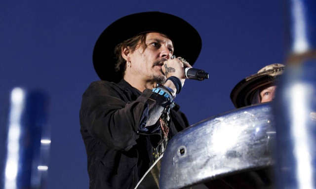 O Τζόνι Ντεπ έγραψε τραγούδι για τη φήμη