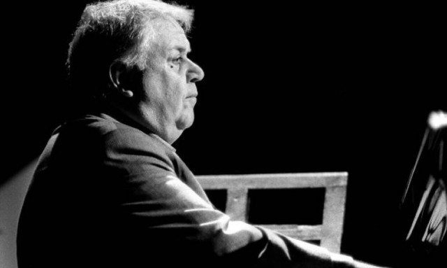 Ο Χατζιδάκις πούλησε τα «Παιδιά του Πειραιά» που του έδωσαν Όσκαρ για να βάλει δόντια (vid)