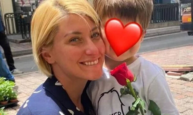 Σία Κοσιώνη: Λίγο πριν πει τις ειδήσεις ποζάρει αγκαλιά με τον γιο της στο γραφείο της στον ΣΚΑΪ