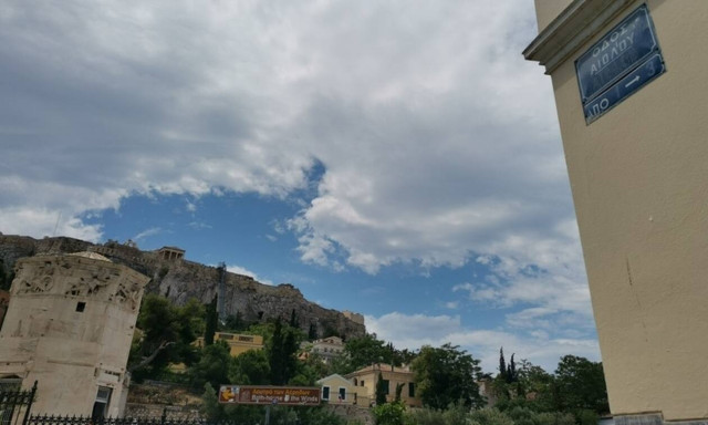 Αιόλου: Ο δρόμος της Αθήνας που ο χρόνος «πάγωσε»