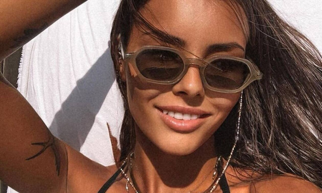 Σοφιάννα Αβραμάκη: Η πρώην Survivor «τρελαίνει» τη Σαντορίνη (photos)