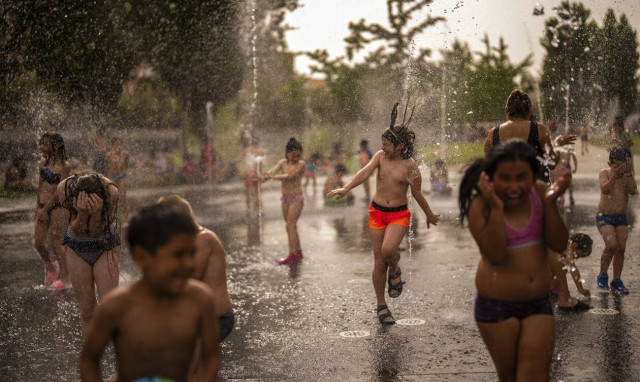 O καιρός «τρελάθηκε»: Καύσωνες και πυρκαγιές στην Ευρώπη, ρεκόρ ψύχους στην Αυστραλία