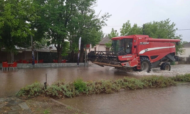 Λάρισα: Νέο μπουρίνι έπληξε την Χάλκη - Για... βάρκα οι δρόμοι