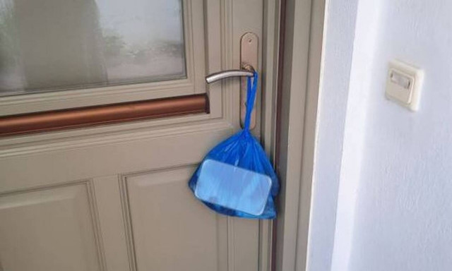 Κτηνωδία στη Σαντορίνη: Σκότωσαν και έβαλαν γατάκι σε σακούλα που κρέμασαν σε σακούλα σπιτιού