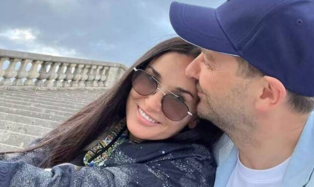 Η Ντέμι Μουρ είναι ερωτευμένη - Οι αναρτήσεις με τον 46χρονο αγαπημένο της