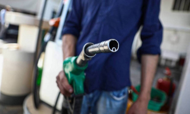 Καύσιμα: Χωρίς τέλος οι αυξήσεις – Τι να προσέξει ο καταναλωτής πριν βάλει βενζίνη