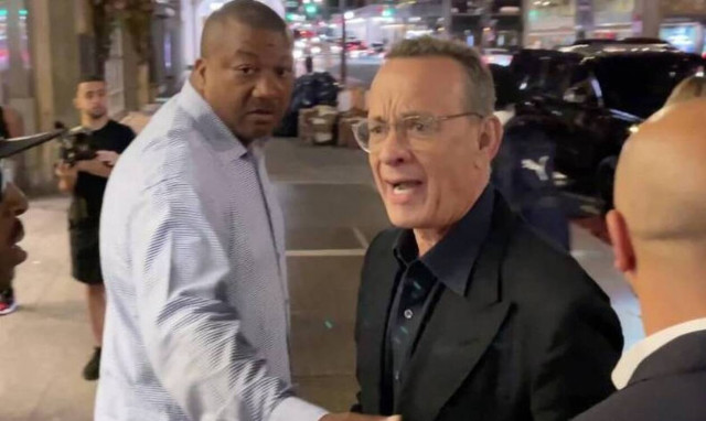 Έξαλλος ο Τομ Χανκς: Εξαγριώθηκε με fans που παραλίγο να ρίξουν κάτω τη σύζυγό του