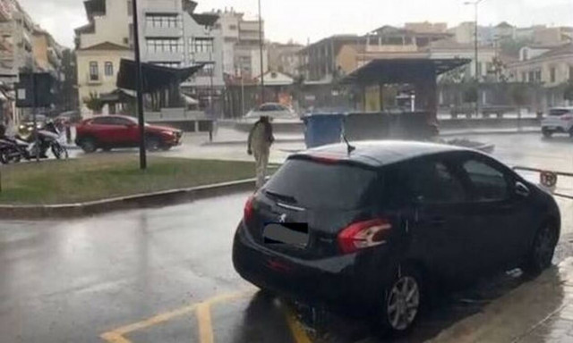 Λαμία: «Άνοιξαν» οι ουρανοί - Πλημμύρισαν δρόμοι και υπόγεια έπειτα από ξαφνική νεροποντή