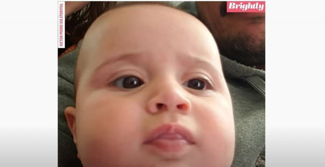 Ο Μπαμπάς που σκαρφίστηκε έναν πανέξυπνο τρόπο για να μην κλαίει το μωρό του