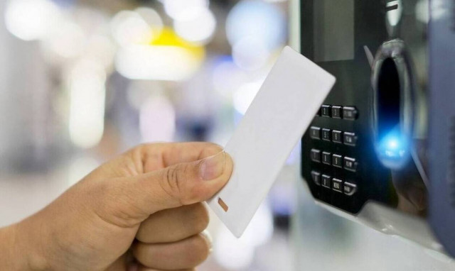 Χατζηδάκης: Από 1η Ιουλίου η ψηφιακή κάρτα εργασίας