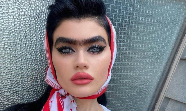 Η σφιχτή αγκαλιά της Βίκυς Καγιά στη Σοφία Χατζηπαντελή μετά τα σχόλια για τα φρύδια της