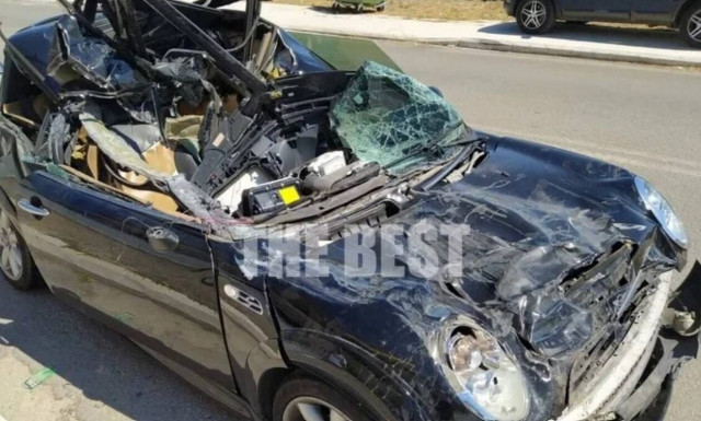 Από σφοδρό τροχαίο επέζησε οδηγός στην Πατρών - Κορίνθου - Διαλύθηκε ολοσχερώς το αυτοκίνητό του