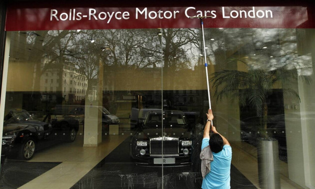 Η Rolls Royce δίνει μπόνους και αυξήσεις στους υπαλλήλους για να αντιμετωπίσουν το υψηλό κόστος ζωής