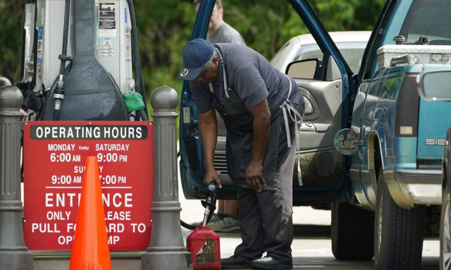 ΗΠΑ: Ο Μπάιντεν θέλει να «παγώσει» για τρεις μήνες την ομοσπονδιακή φορολογία στη βενζίνη