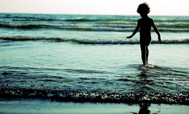 Χαλκιδική: 2χρονος λιποθύμησε μέσα στη θάλασσα – Συνελήφθη ο πατέρας του