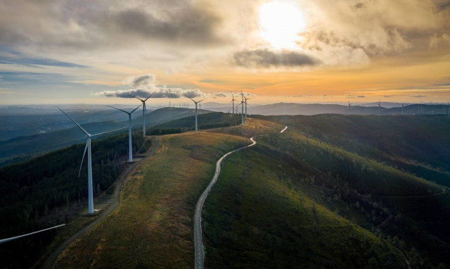 «Πατάει γκάζι» η πράσινη μετάβαση λόγω πολέμου και πανδημίας