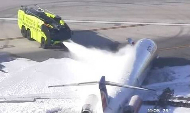 ΗΠΑ: Αεροσκάφος ξέφυγε από την πίστα και κατέληξε στο χορτάρι, στο αεροδρόμιο του Μαϊάμι (vid)