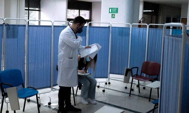 Κορονοϊός: Η έξαρση των κρουσμάτων φέρνει πιο κοντά την τετάρτη δόση στους κάτω των 60 ετών