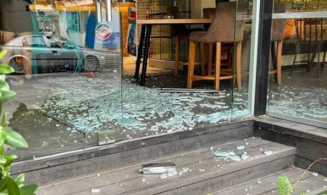 Θεσσαλονίκη: Πτώσεις δέντρων και προβλήματα στην κυκλοφορία των τρένων από τους ισχυρούς ανέμους