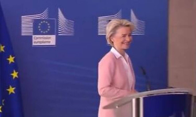 Viral βίντεο: Τα «ματάκια» της Φον ντερ Λάιεν στον Πέδρο Σάντσεθ