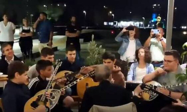 Σταύρος Ξαρχάκος: Διηύθυνε παρέα αγοριών με μπουζούκια σε ταβέρνα της Σύρου - Δείτε το βίντεο