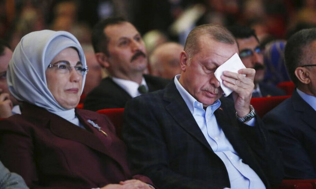 Πρωτοφανείς αποδοκιμασίες σε βάρος της συζύγου του Ερντογάν – Δείτε το βίντεο