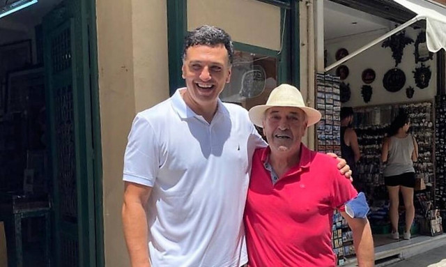 Κικίλιας: Βόλτα στην Πλάκα και selfies με τους τουρίστες