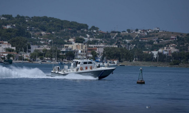 Συγκρούστηκαν δύο ταχύπλοα σκάφη ανοιχτά της Αναβύσσου – Μετέφεραν κομπάρσους ταινίας