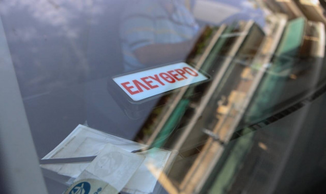 Ηράκλειο: Ταξιτζής πάτησε γκάζι και παρέσυρε αστυνομικό – Επεισοδιακός έλεγχος στο αεροδρόμιο