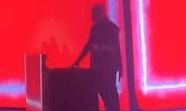 Βραβεία MAD: Ο Valentino έδωσε την εξήγησή του για την… αόρατη κονσόλα