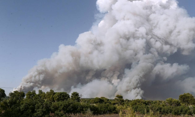 Συναγερμός για μεγάλη φωτιά στον Άγιο Στέφανο - Τραυματίστηκε πυροσβέστης