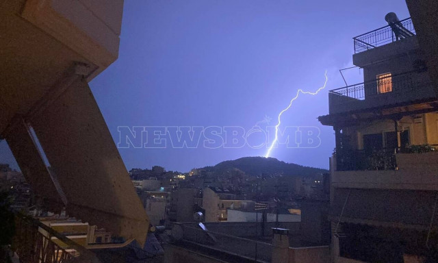 Καιρός τώρα: «Άνοιξαν οι ουρανοί» στην Αττική - Ισχυρή καταιγίδα με αστραπές και βροντές
