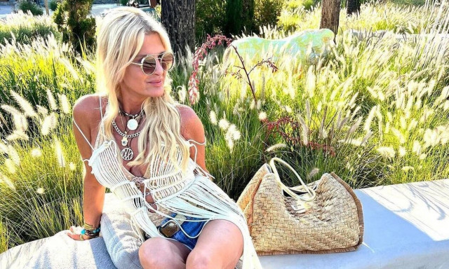 Μαρίνα Πατούλη: Εντυπωσιάζει με το φλοράλ μπικίνι και χωρίς ρετούς