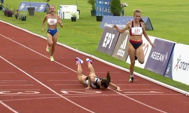 Στίβος: Απαρηγόρητη η Μαρινάκου – Έπεσε στον τερματισμό κι έχασε την πρώτη θέση