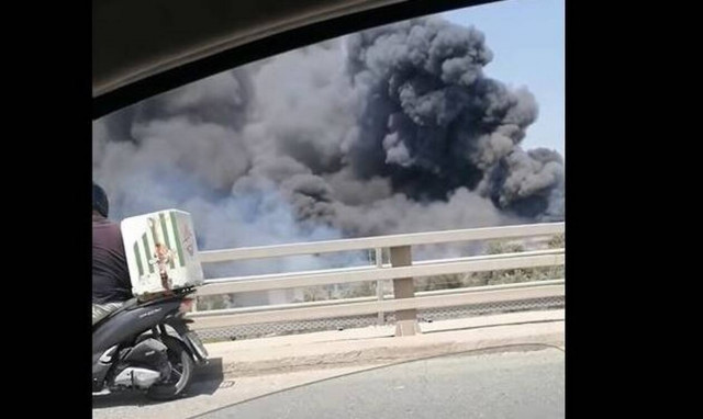 Φωτιά στο Μενίδι σε εργοστάσιο χρωμάτων -  Ακούγονται εκρήξεις